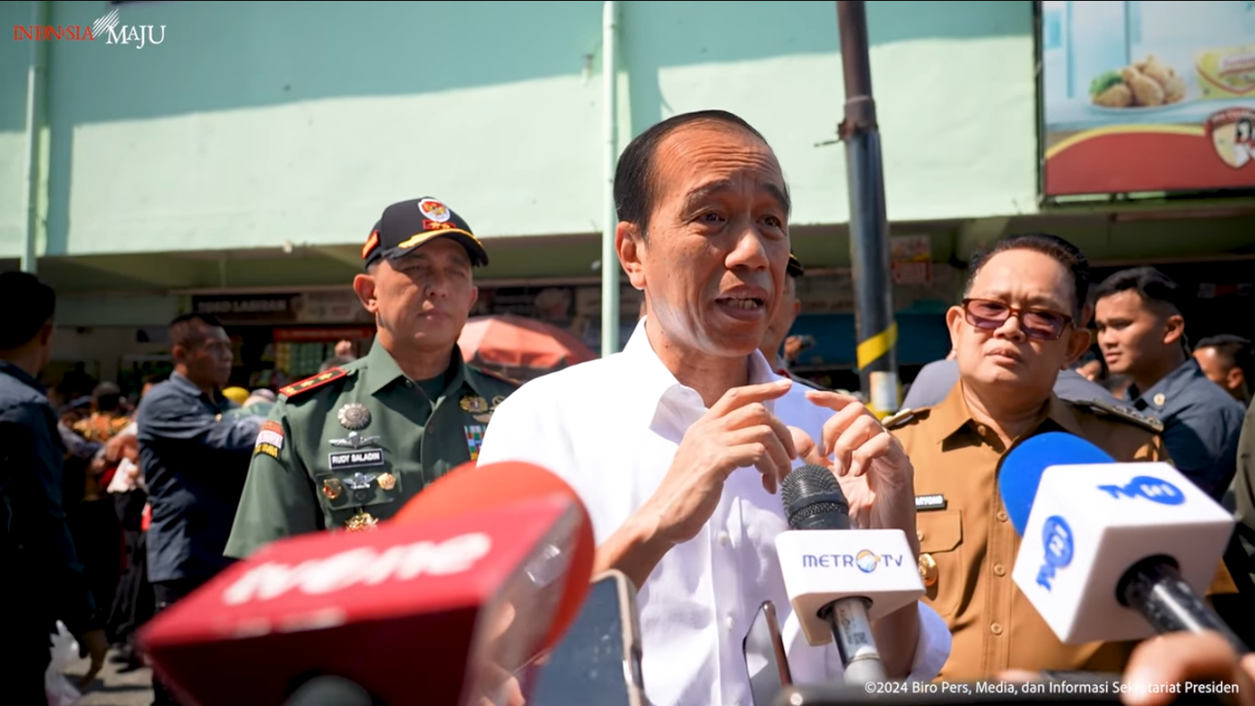 Presiden Jokowi Baik Tinjau Pasar Soponyono Surabaya Jawa Timur